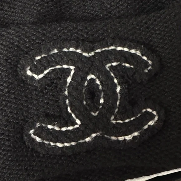 AUTHENTIC brand new CHANEL BLACK cashmere beanie with white CC - Picture 2 of 8